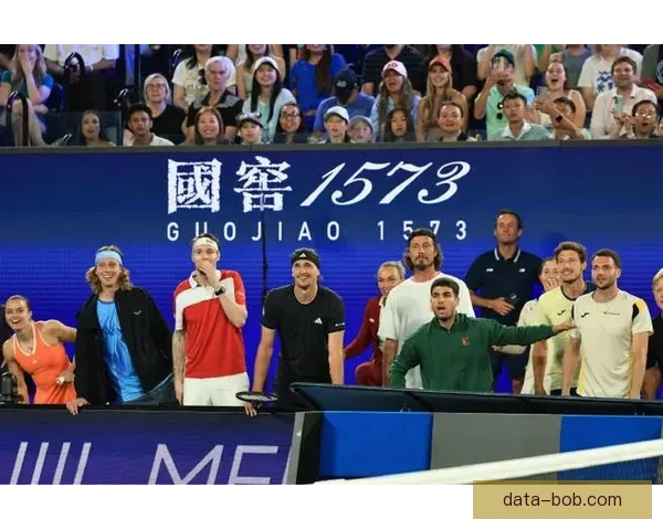 摇滚巨星邦·乔维亮相迈阿密大师赛与萨芬卢布丰塞卡亲切合影交流 摇滚巨星邦·乔维亮相迈阿密大师赛与萨芬卢布丰塞卡亲切合影交流